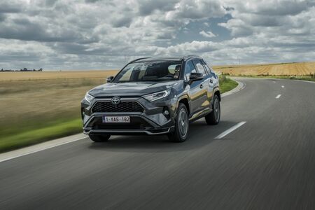 Ak firma používa firemné plug-in hybridy alebo elektromobily, môže ušetriť ročne desiatky tisíc eur. Dôvodom je nižšia daň aj spotreba